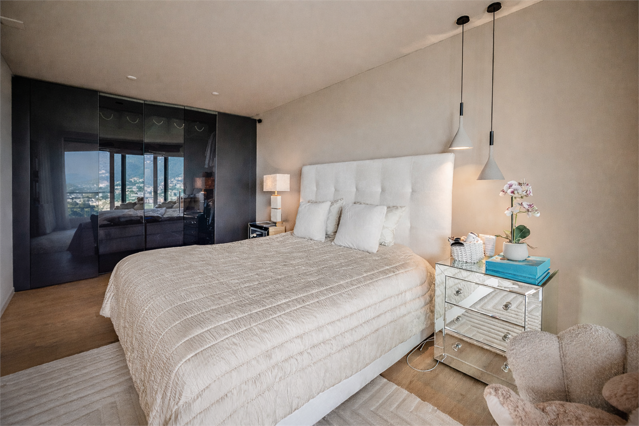 Helles modernes Schlafzimmer mit Spiegelkleiderschrank