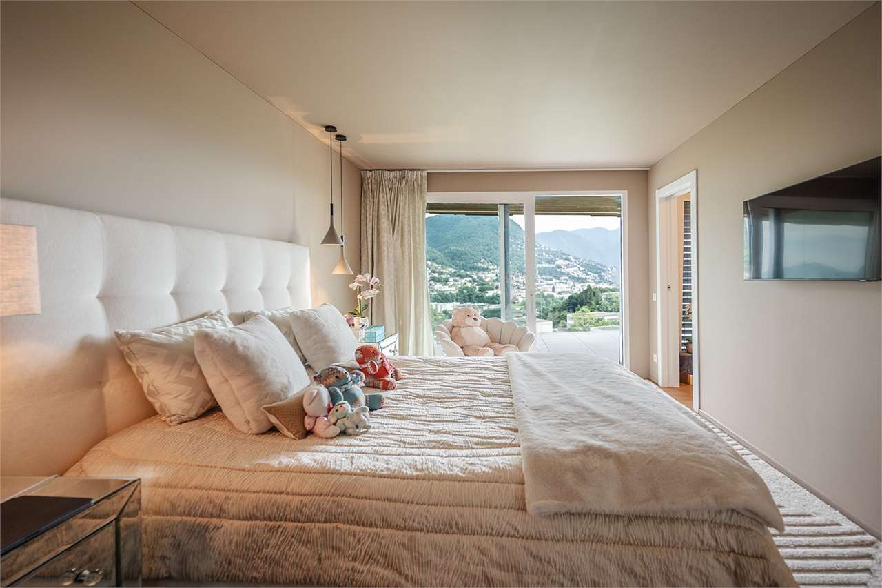 Helles Schlafzimmer mit Ausblick auf die Berge