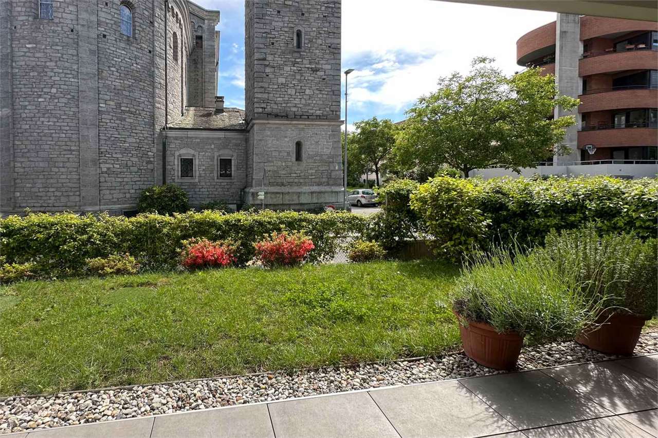 Außenansicht mit Garten und Gebäuden