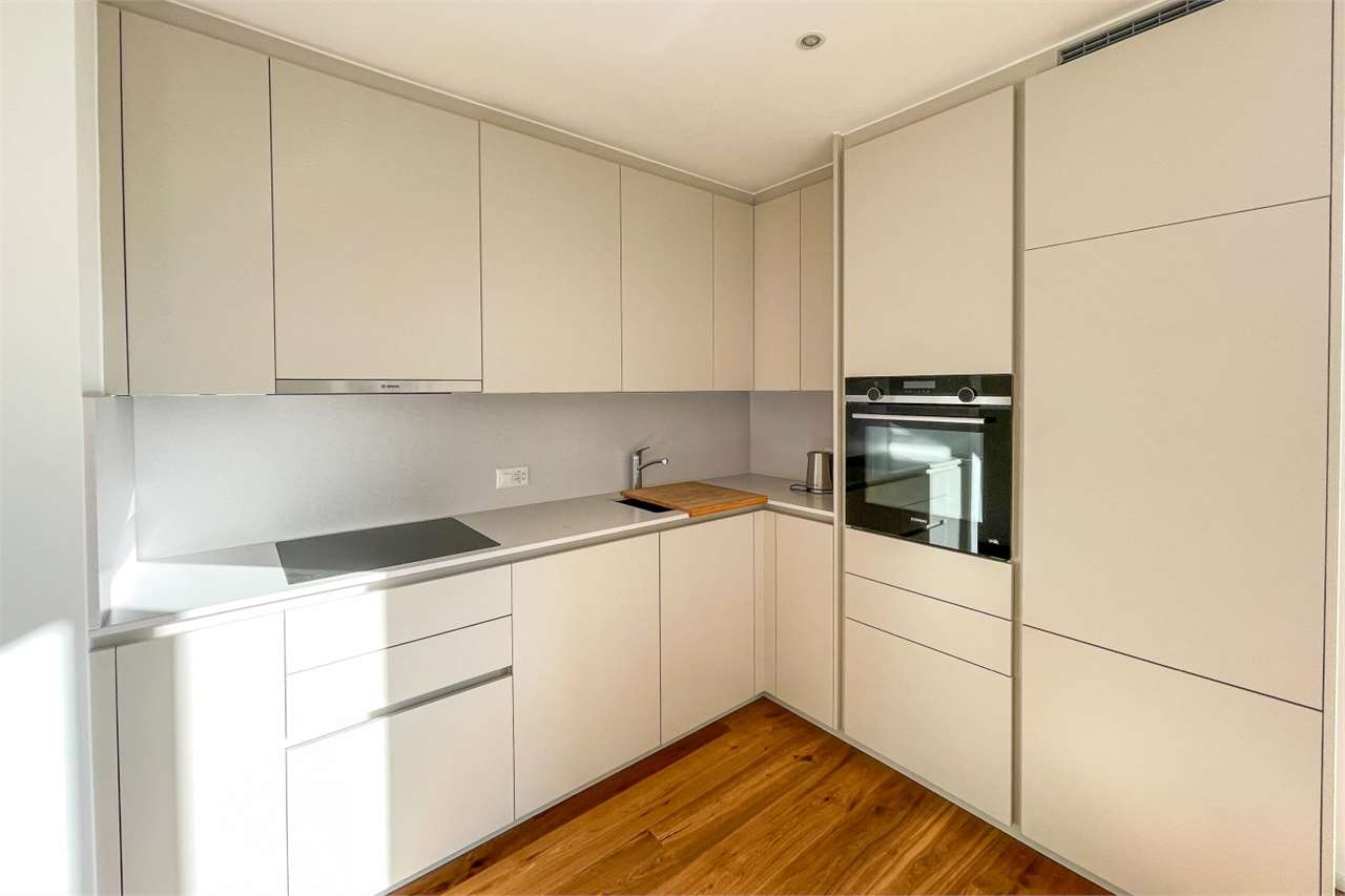 Moderne Einbauküche in hellem Design