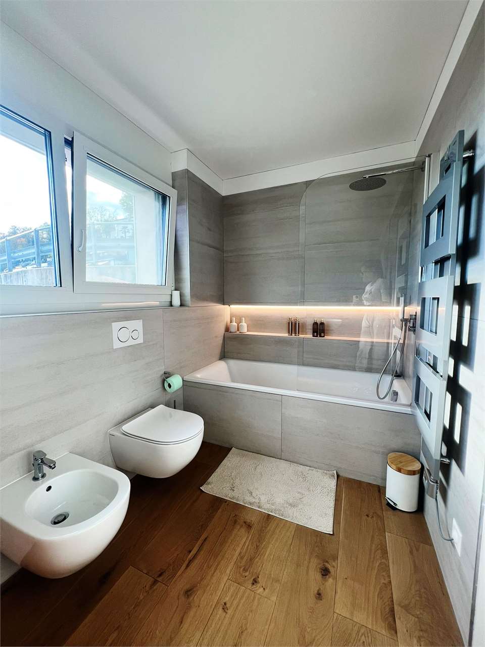 Modernes Badezimmer mit Badewanne und Fenster
