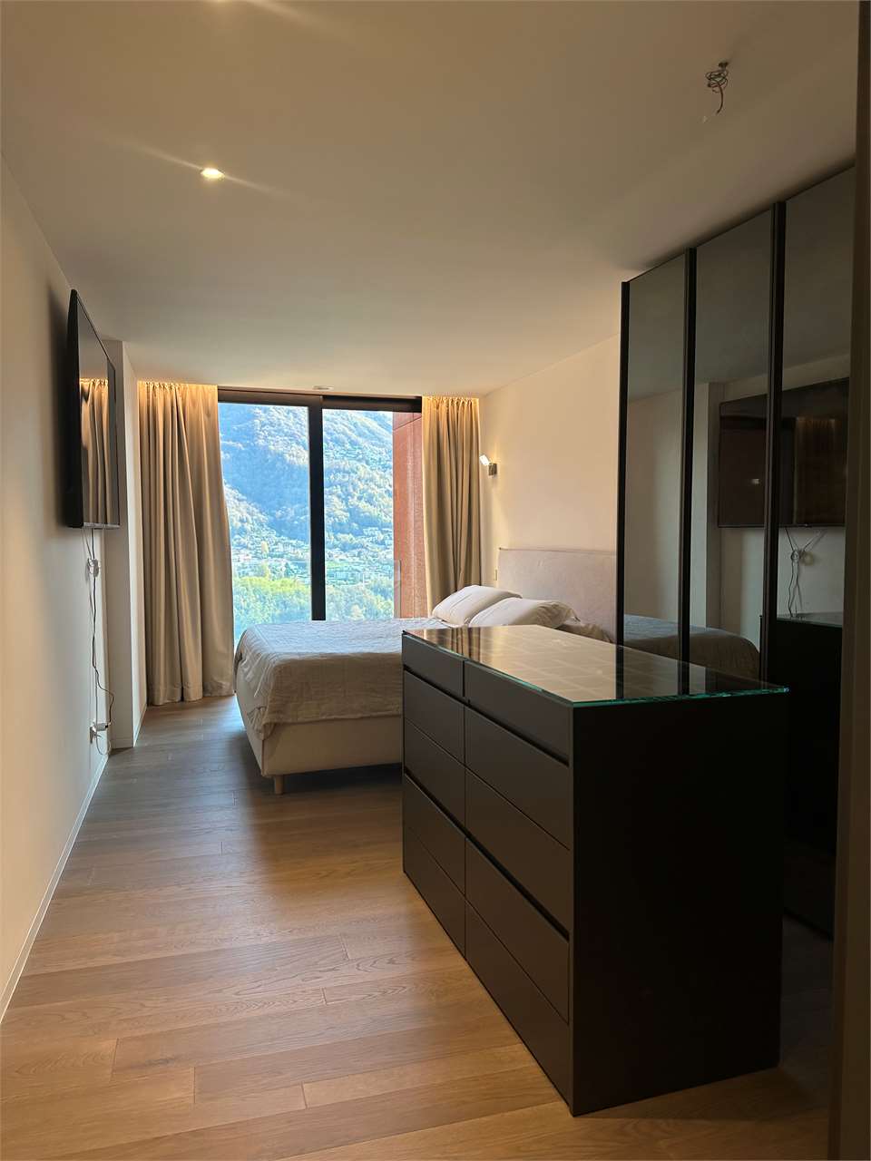 Modernes Schlafzimmer mit Bergblick