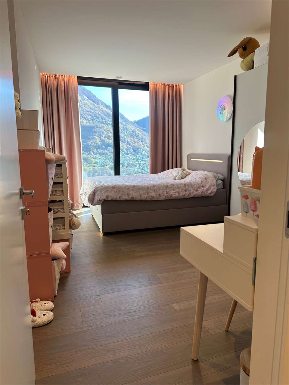 Kinderzimmer mit Bergblick