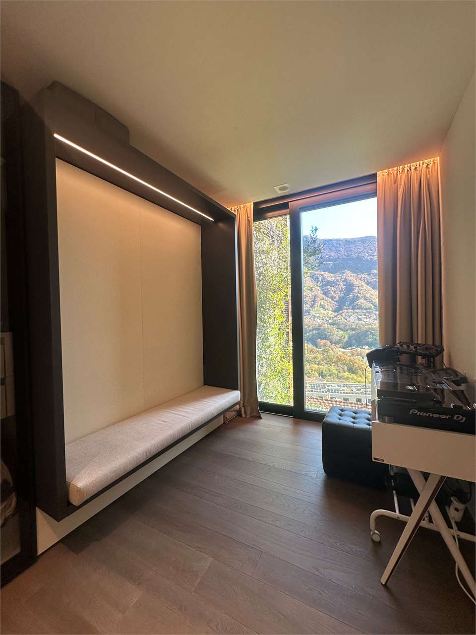 Moderne, kompakte Innenraumaufnahme mit Panoramafenster und Sitznische