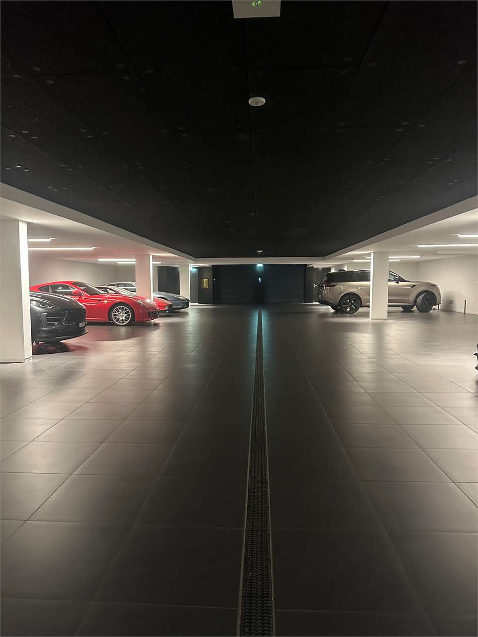 Luxuriöse Tiefgarage mit Sportwagen