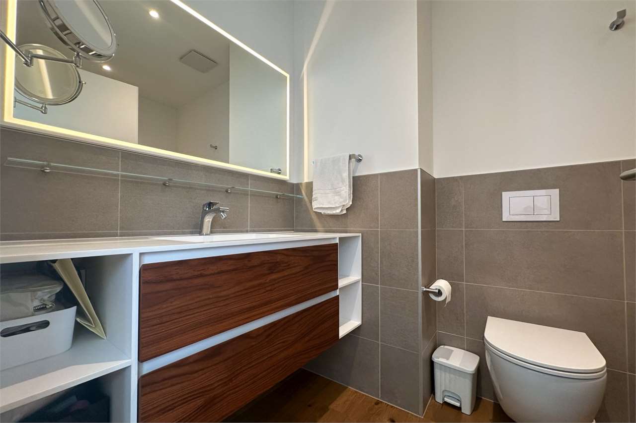 Modernes Gäste-Badezimmer mit Waschplatz und WC