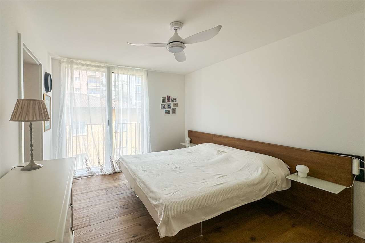 Helles Schlafzimmer mit Doppelbett und Balkonfenster