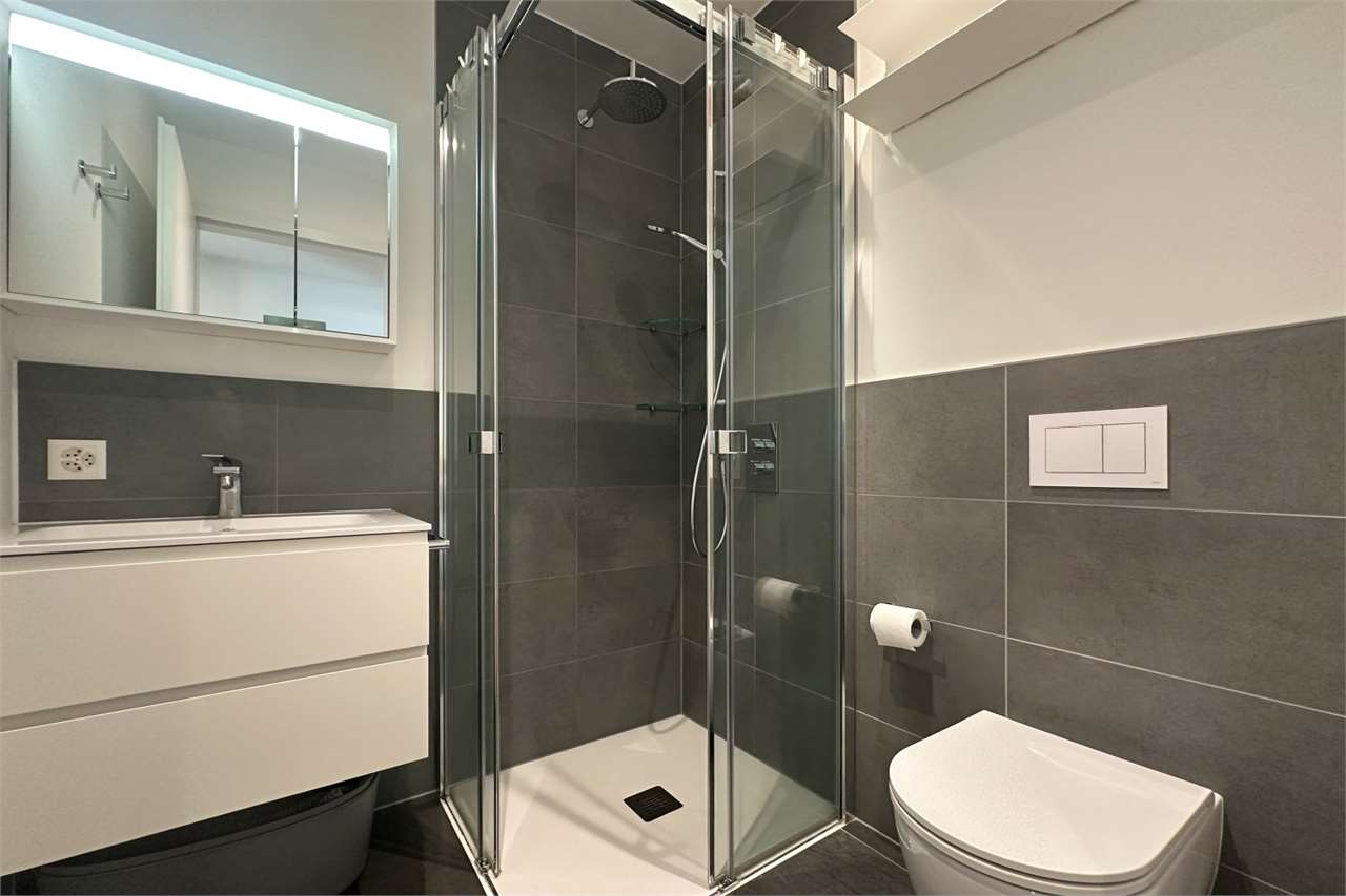 Modernes Bad mit Dusche und WC