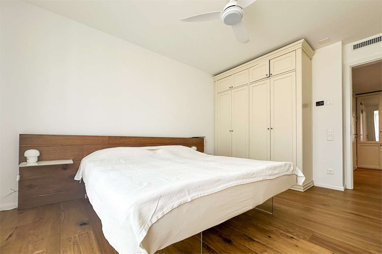 Helles Schlafzimmer mit großem Bett und Einbauschrank