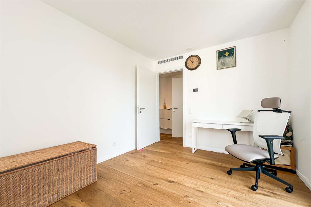 Helles Arbeitszimmer mit Holzboden