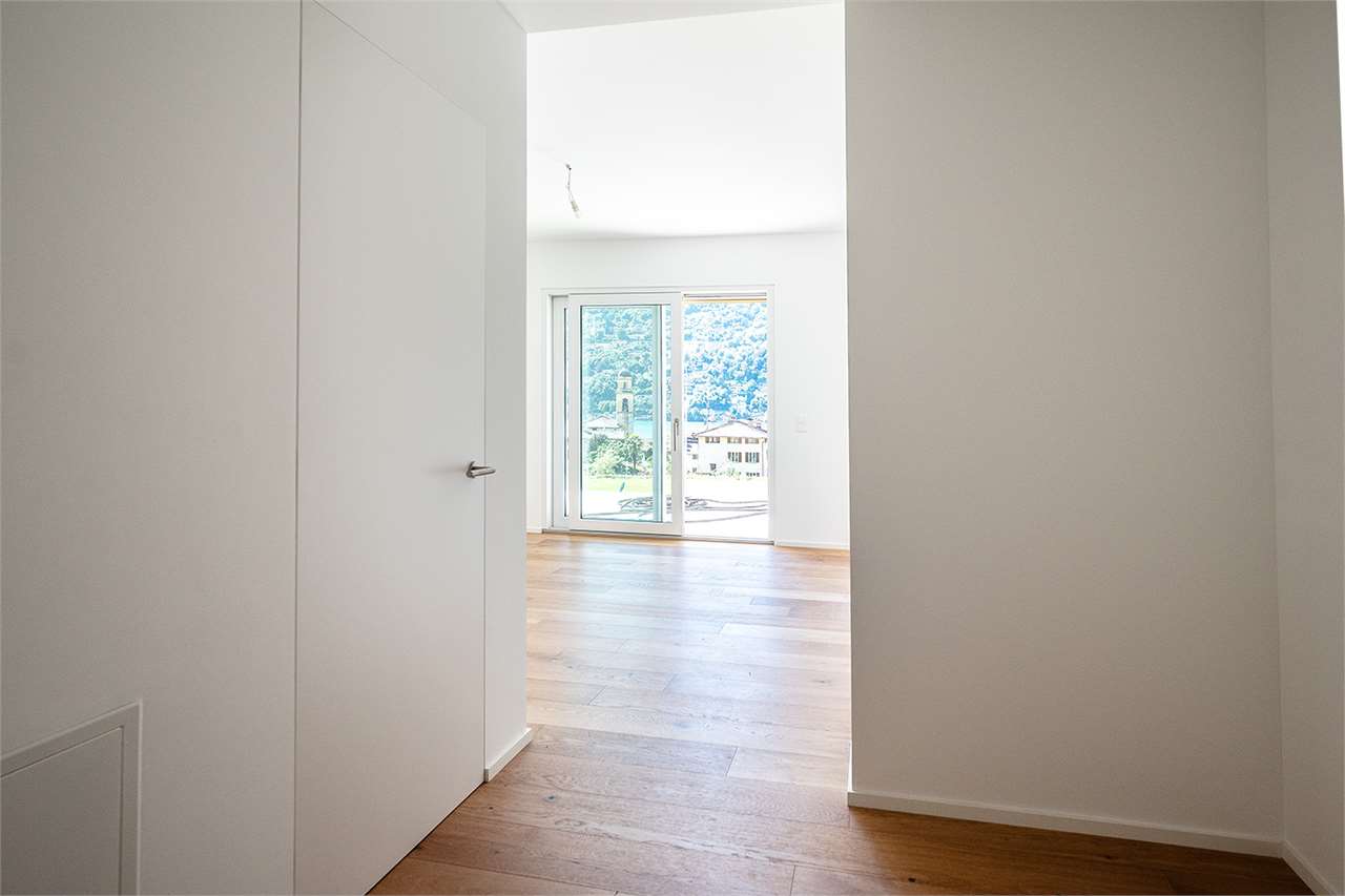 Heller Flur mit Blick ins Zimmer und Balkonfenster