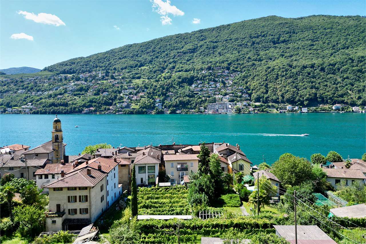 Seeblick über ein mediterranes Dorf