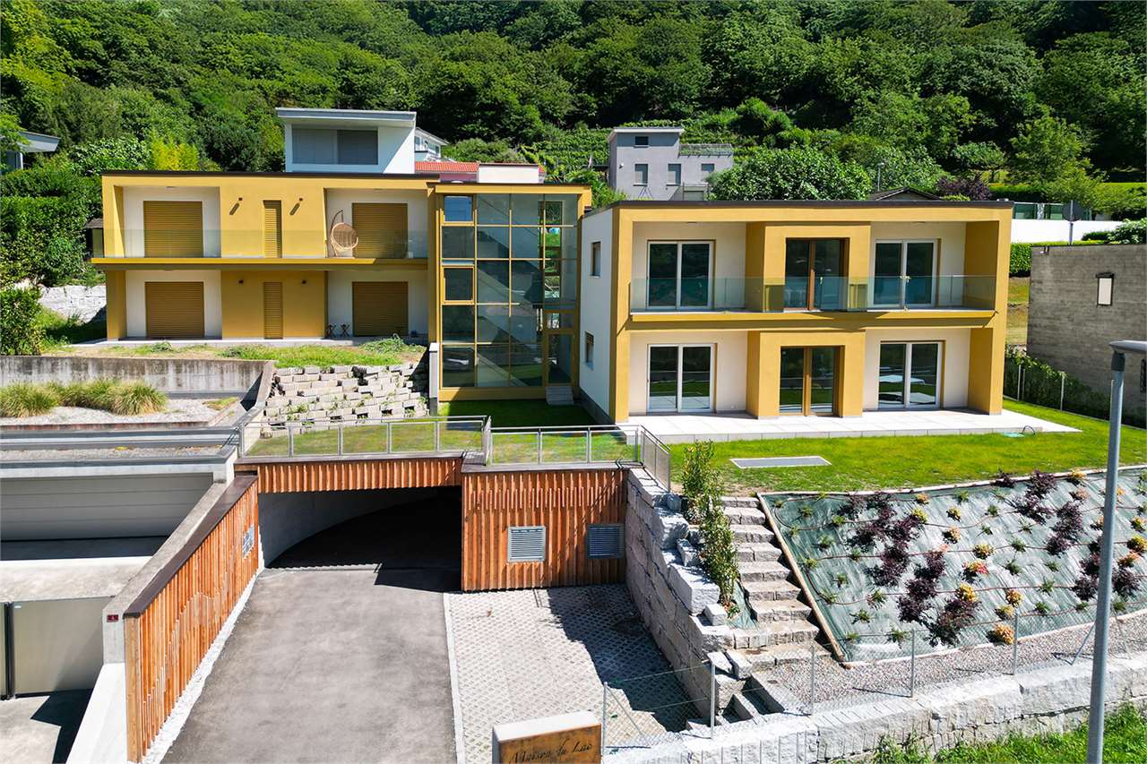 Moderne Villa mit Hanglage und großen Glasfronten