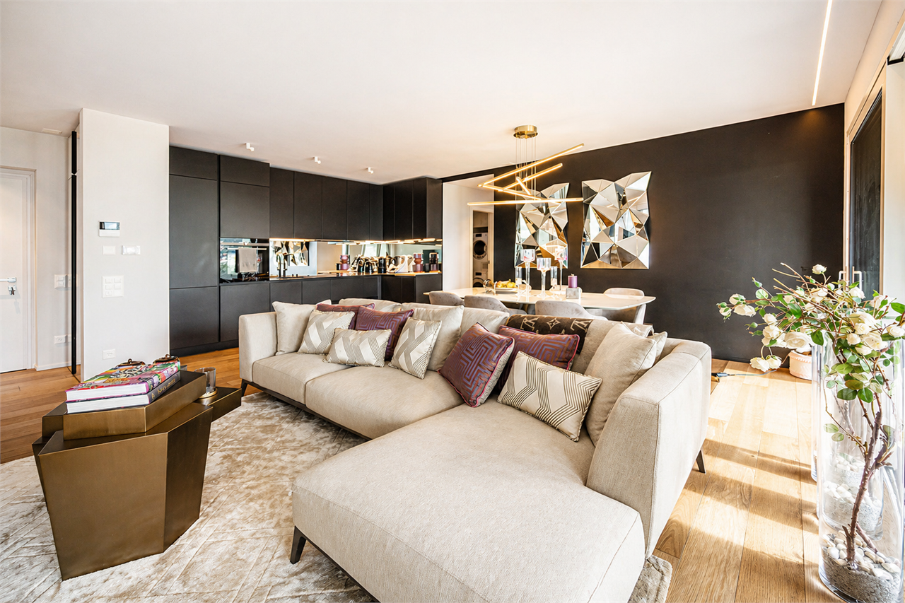 Modernes offenes Wohn-Esszimmer mit Küche