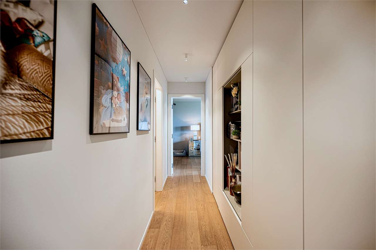 Moderner Flur mit Einbauschrank
