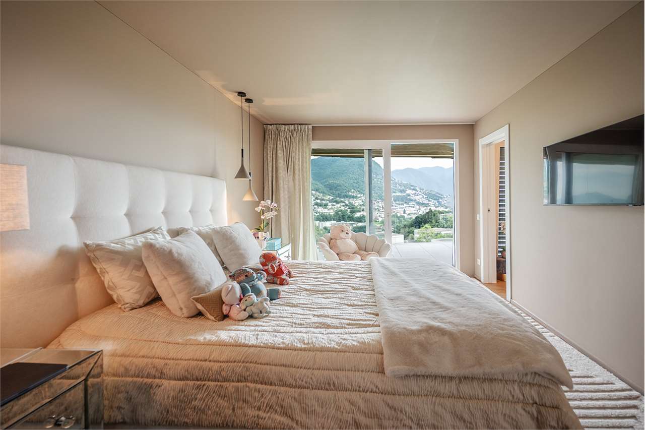 Helles Schlafzimmer mit Bergblick