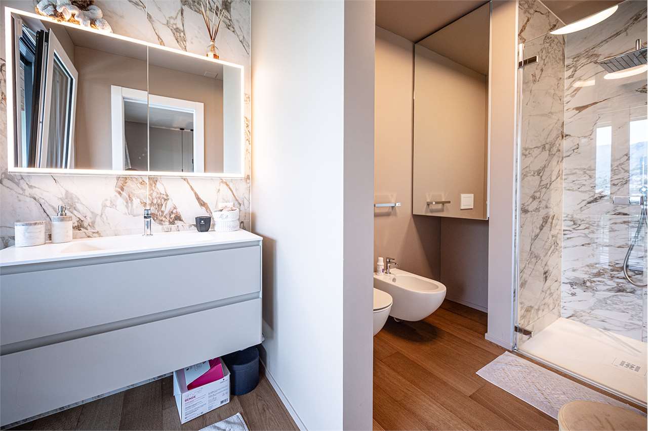 Modernes Badezimmer mit Doppelwaschplatz und begehbarer Dusche