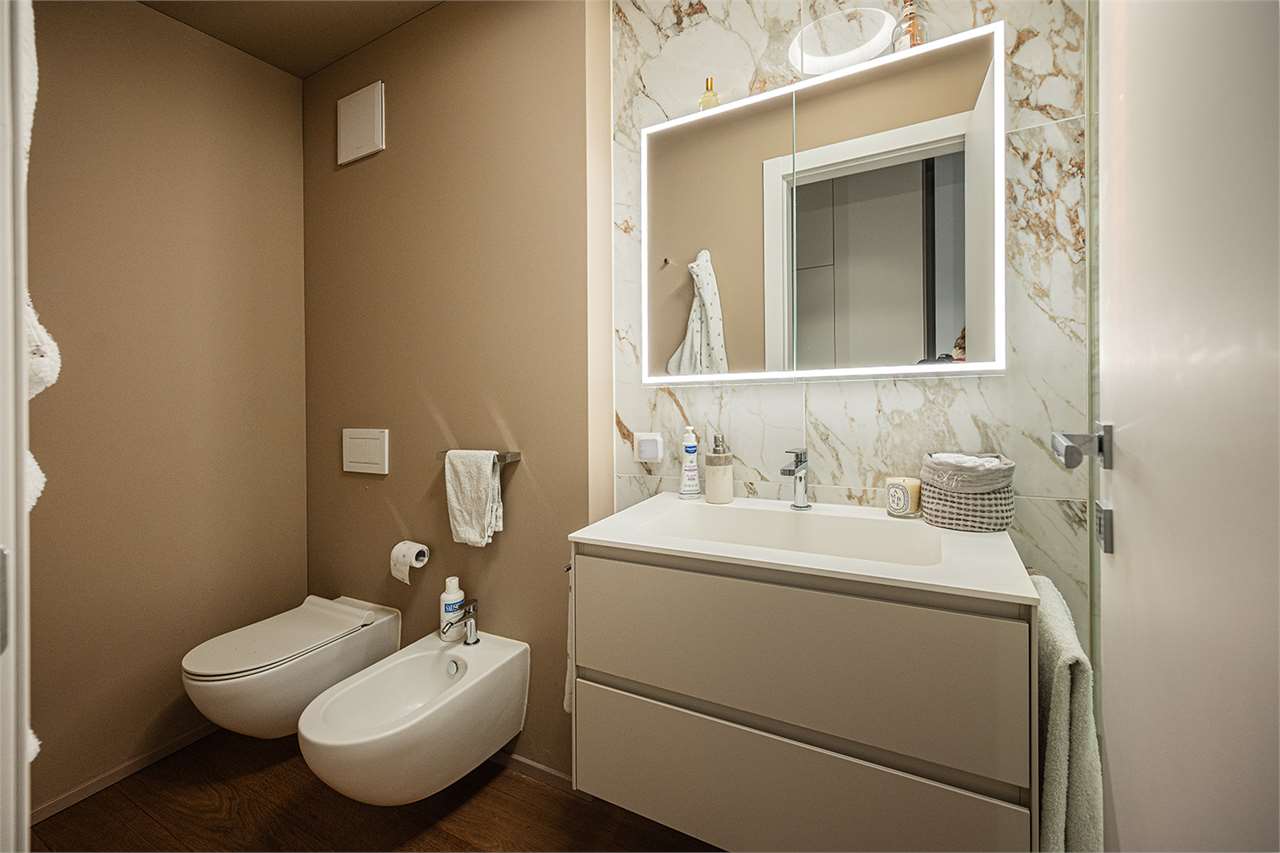 Modernes Gäste-WC mit Waschtisch und Bidet