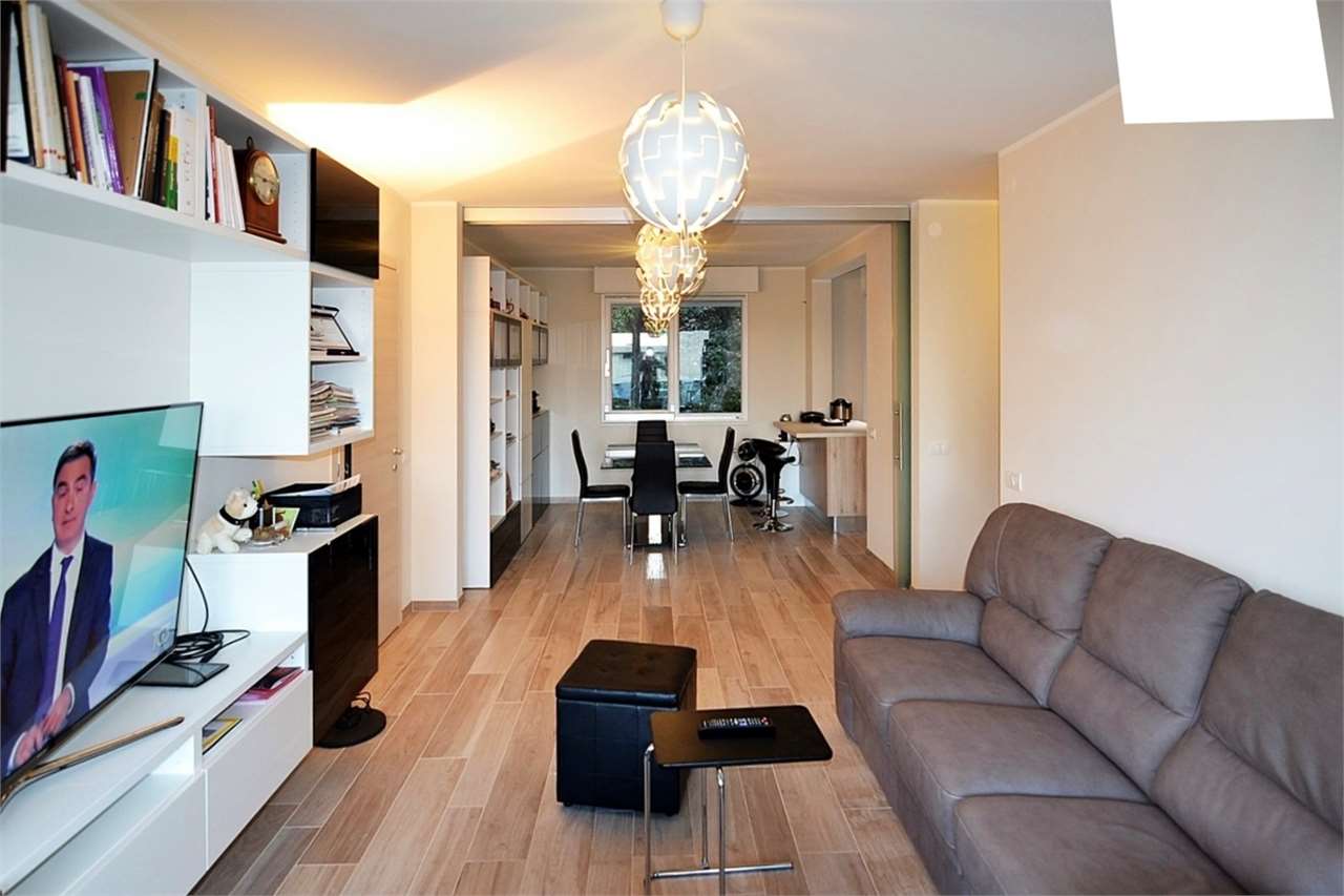 Wohnzimmer mit offenem Essbereich