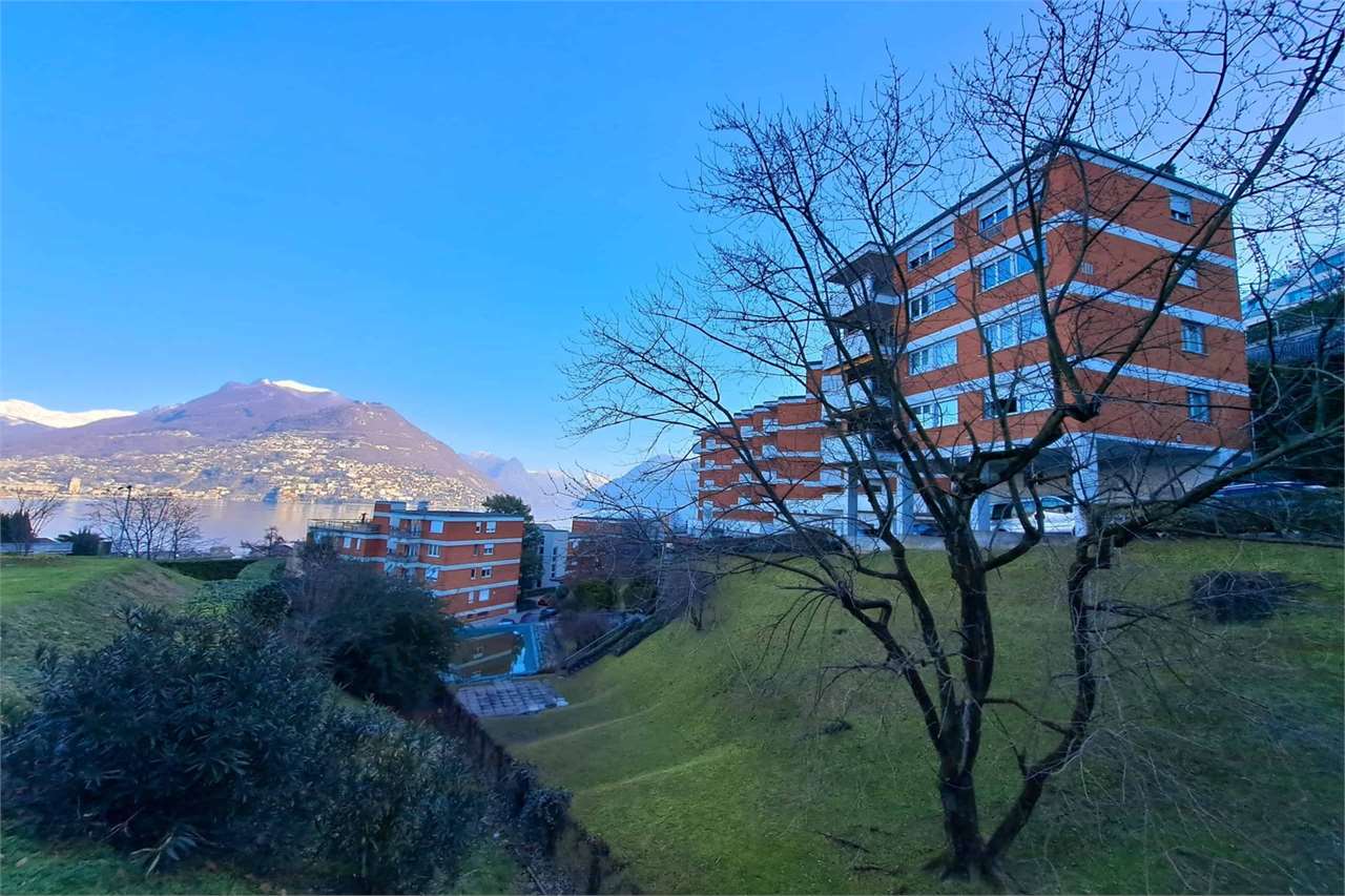 Außenansicht mit Seeblick und Bergkulisse