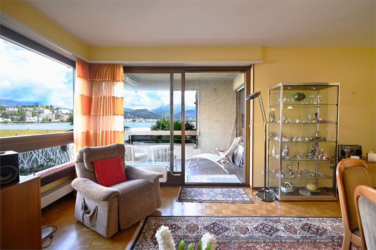 Wohnzimmer mit Seeblick und Balkon