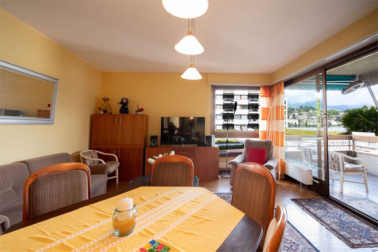 Wohnzimmer mit Essbereich und Balkonblick