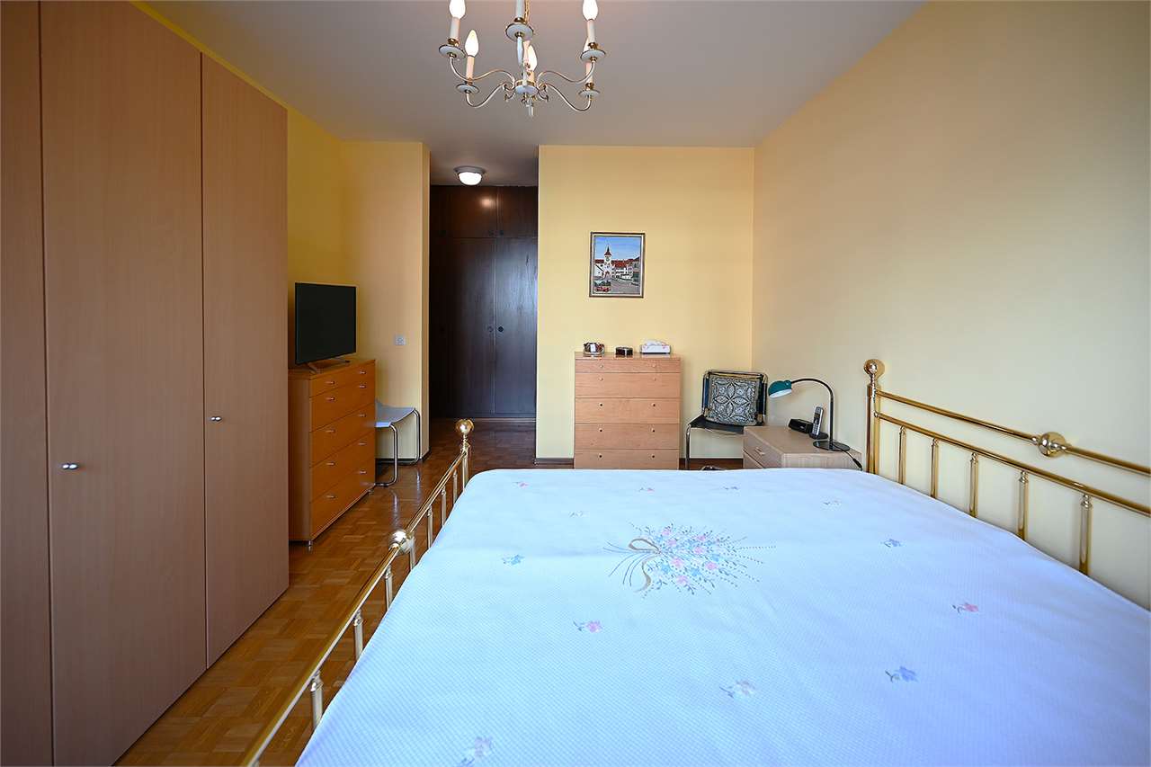 Schlafzimmer mit klassischer Möblierung