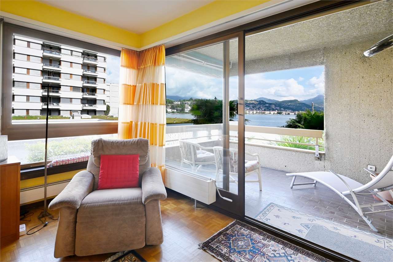 Wohnzimmer mit Balkon und Seeblick