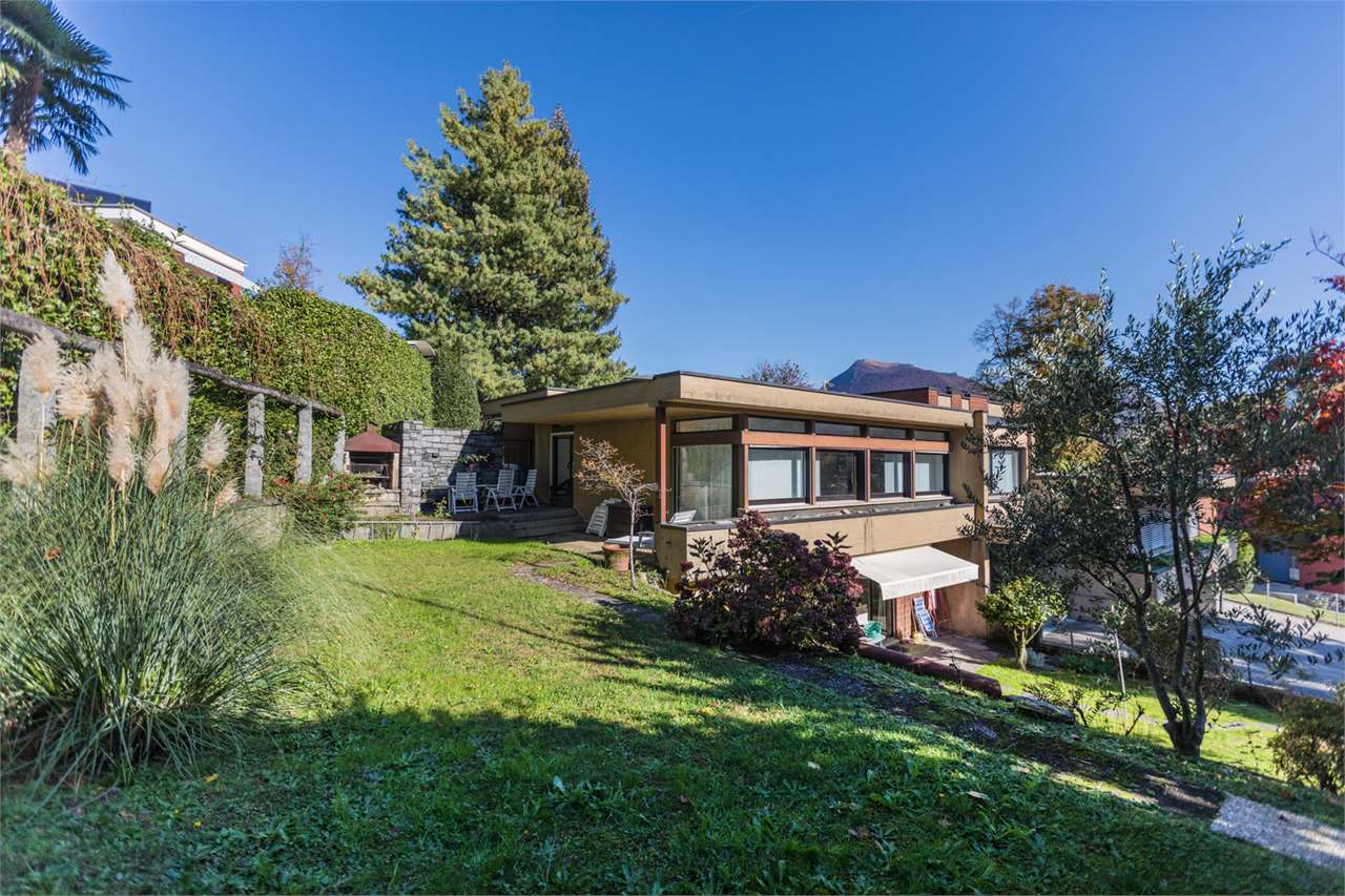 Modernes Haus mit Gartenhang
