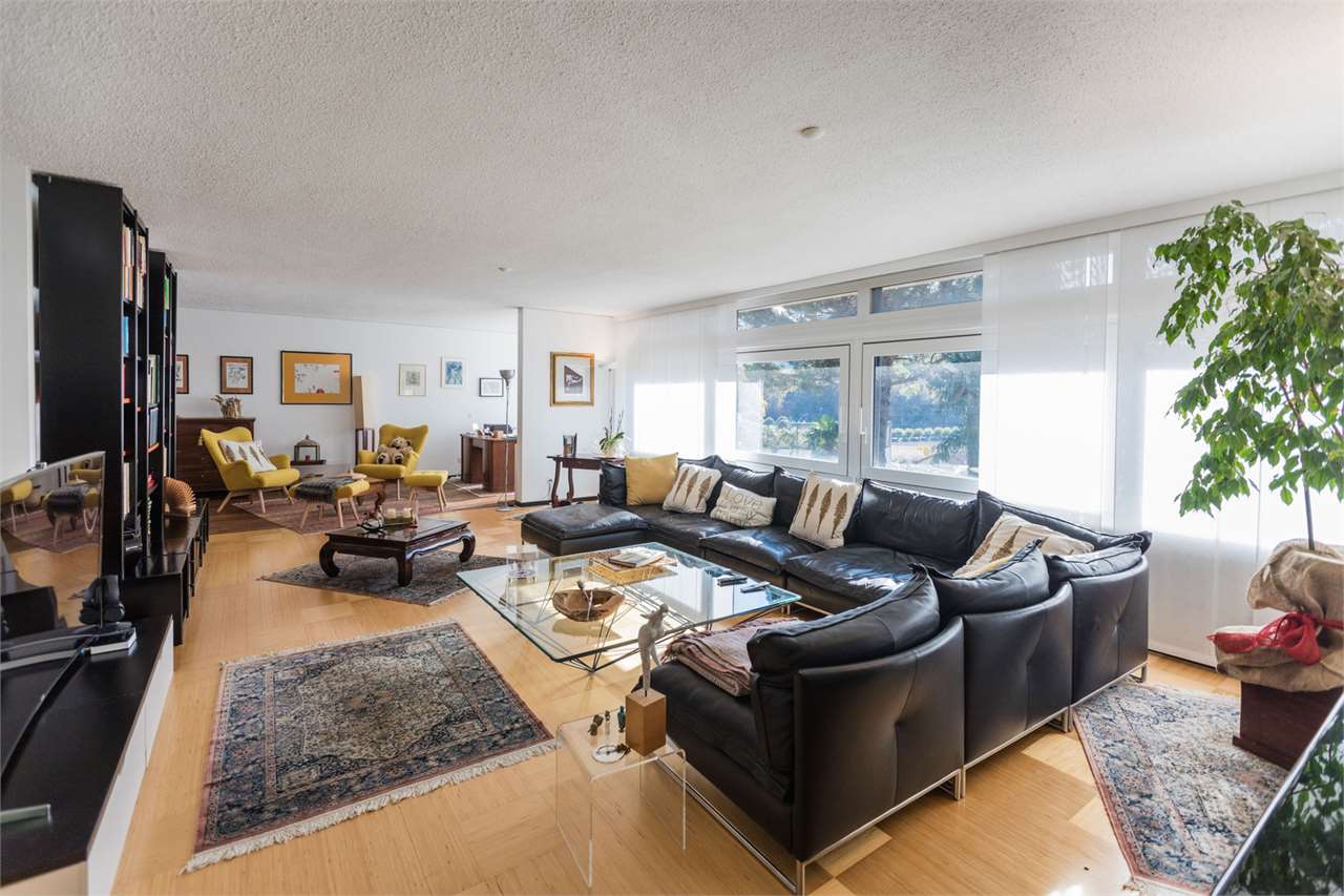 Großzügiges Wohnzimmer mit Panoramafenstern