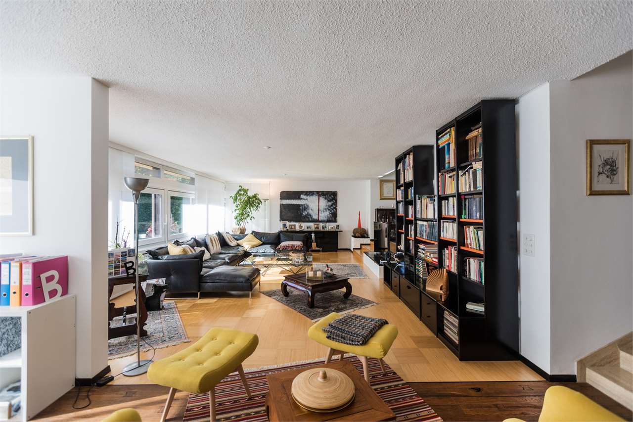 Großzügiges Wohnzimmer mit Bücherregalen