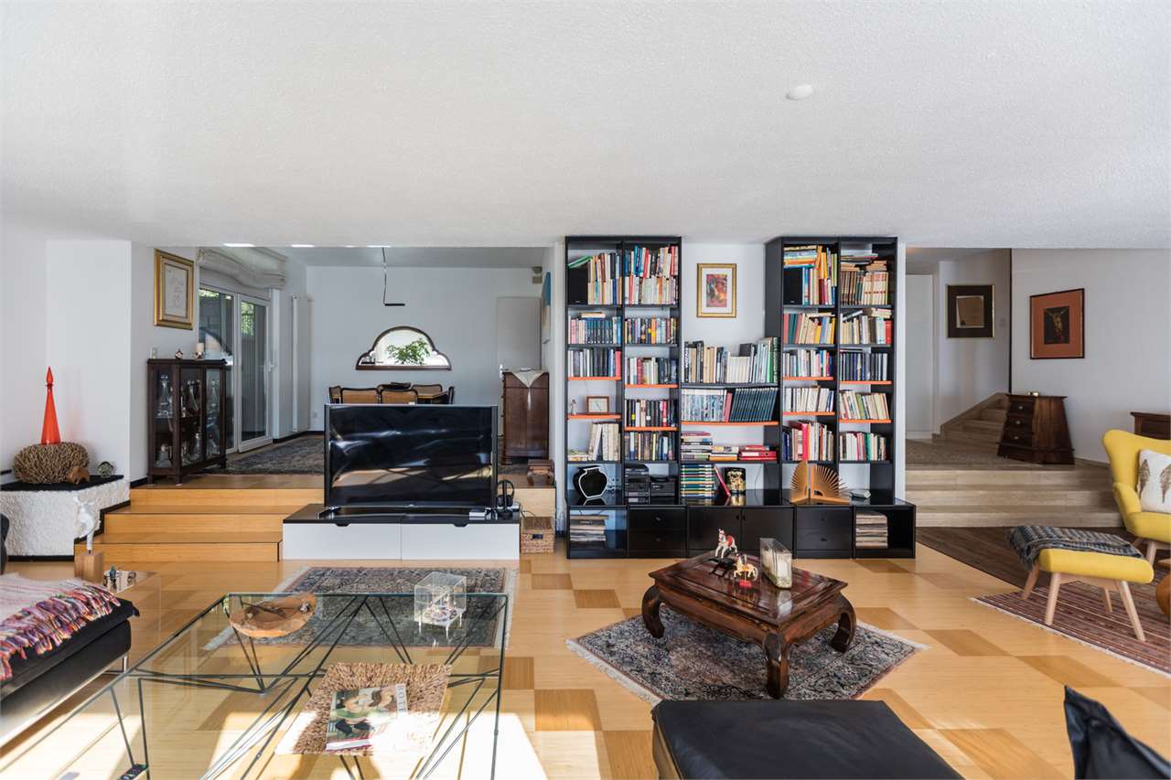 Großzügiges Wohnzimmer mit Bücherregalen