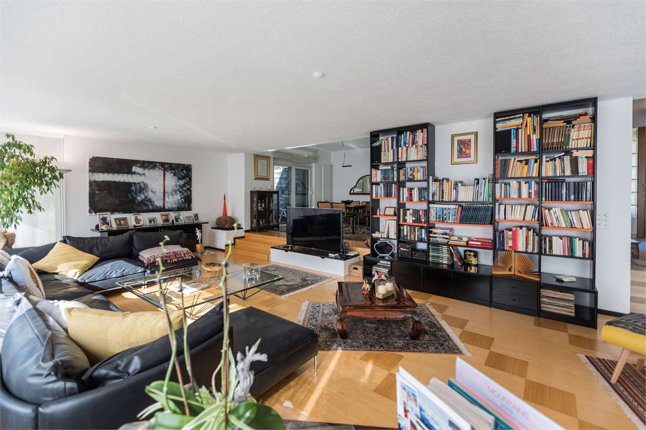Großzügiges Wohnzimmer mit Bücherregalen