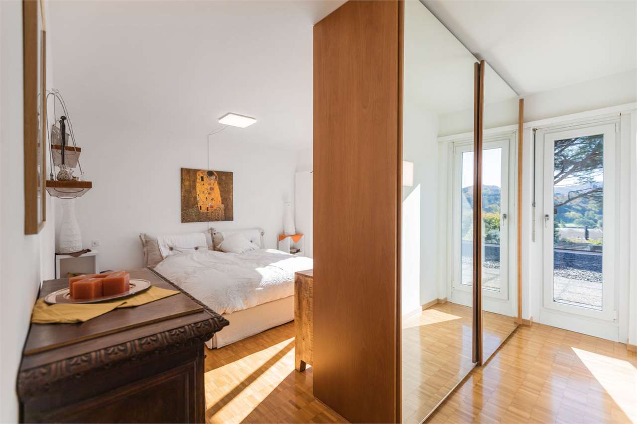 Helles Schlafzimmer mit Balkonblick