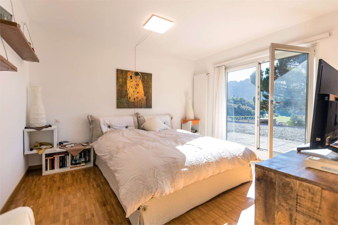 Helles Schlafzimmer mit Balkonblick