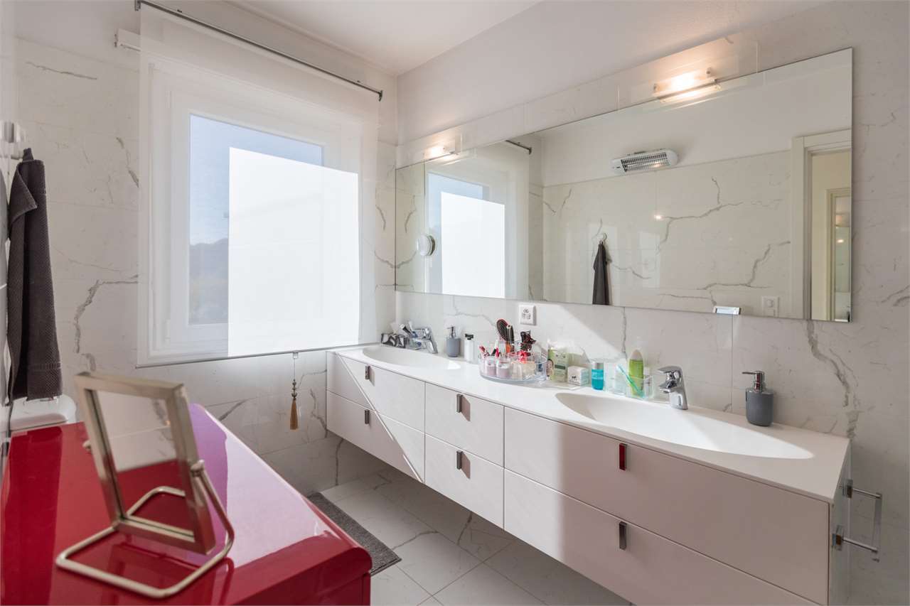 Modernes Badezimmer mit langem Waschtisch und Spiegelwand