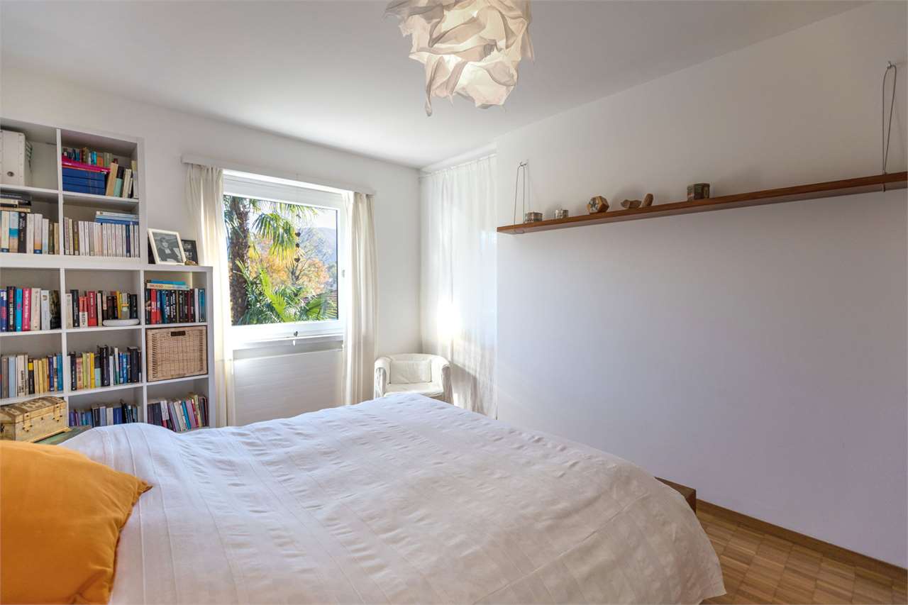 Helles Schlafzimmer mit Bücherregal