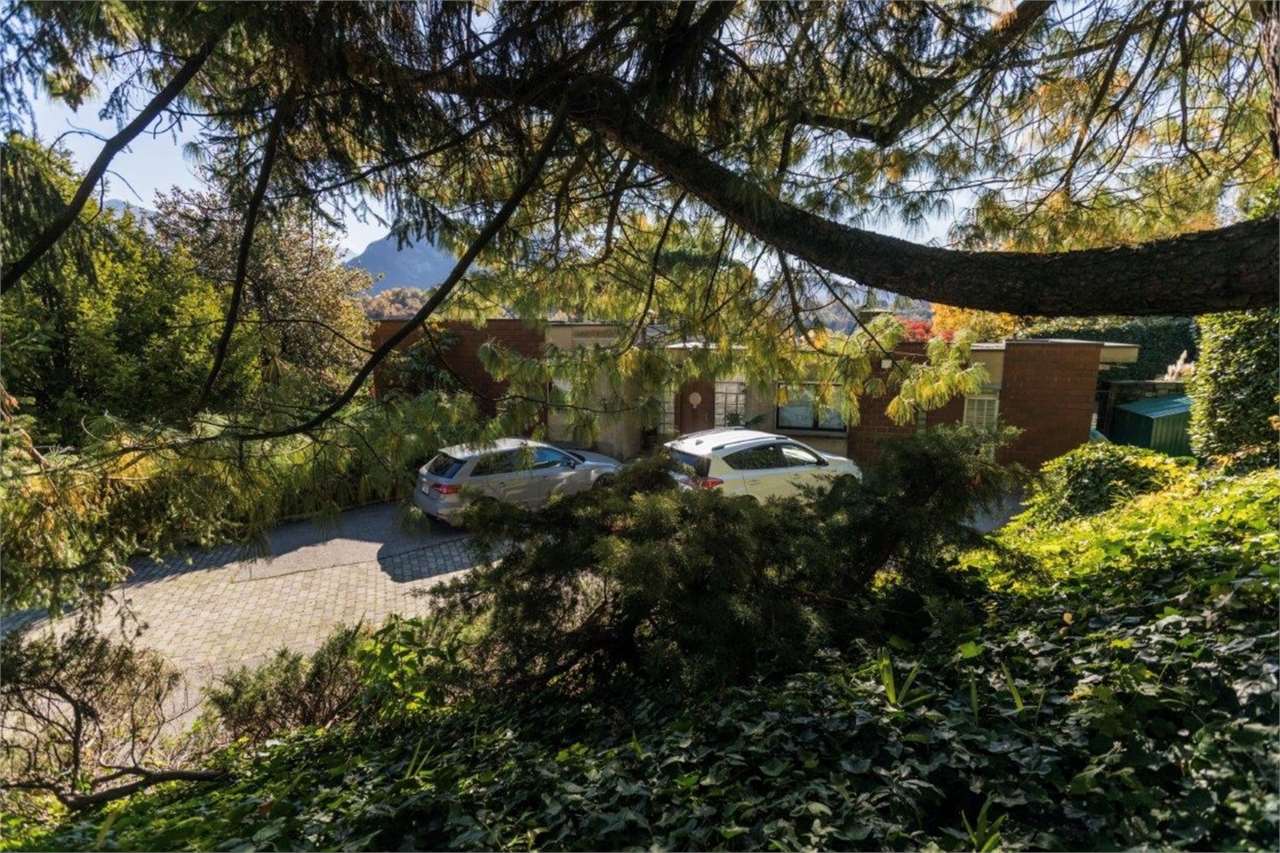 Außenansicht eines Hauses im Grünen