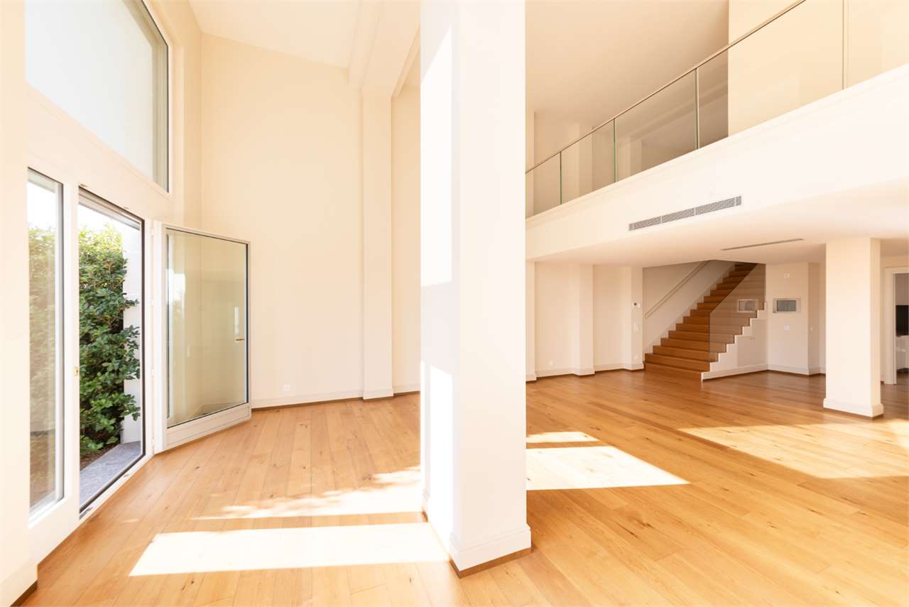 Großzügiger Wohnraum mit Galerie und Treppe