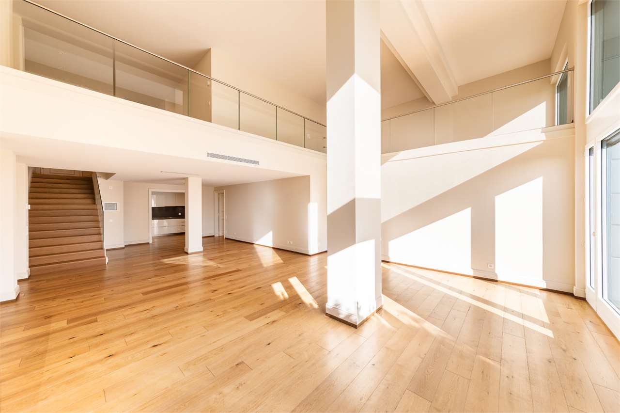 Lichtdurchfluteter Wohnbereich mit Galerie