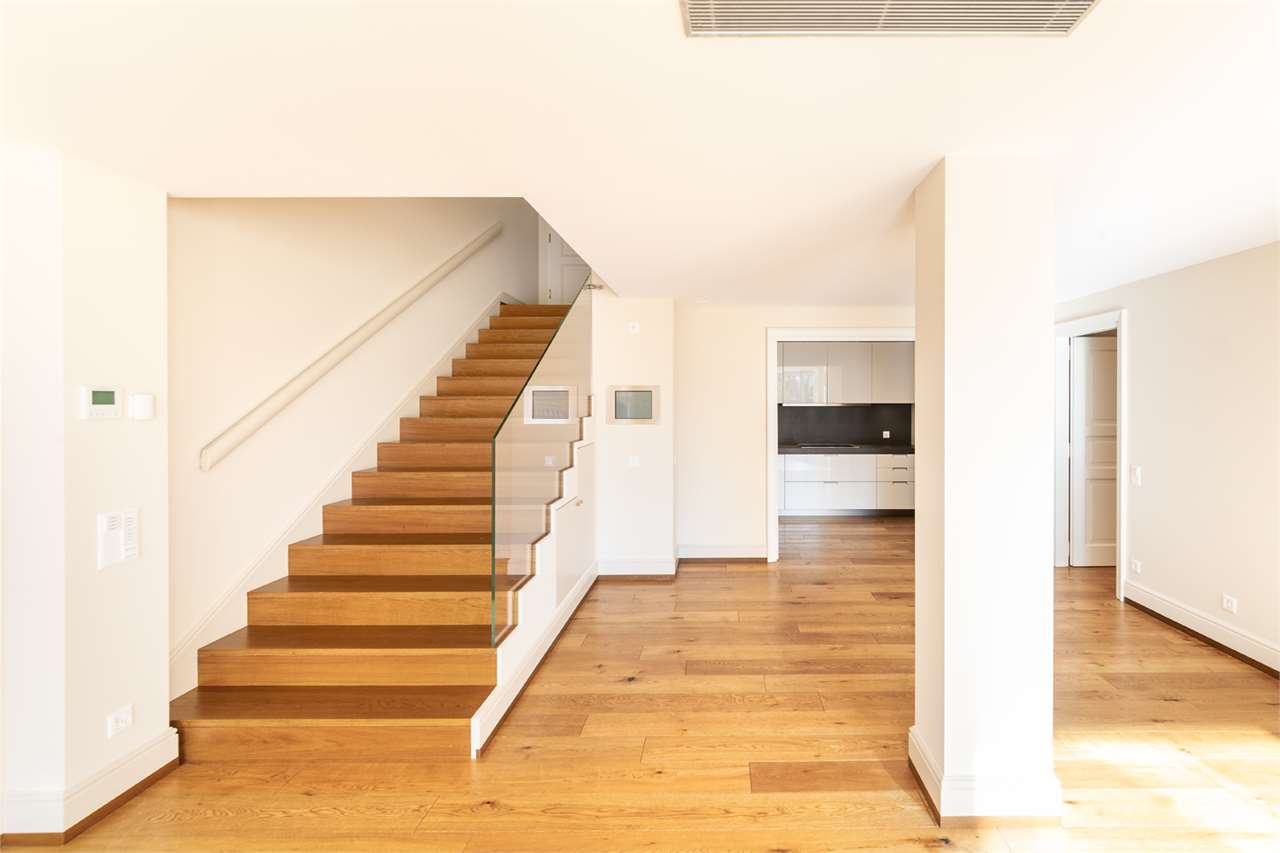 Heller Flur mit Treppe und offener Raumverbindung