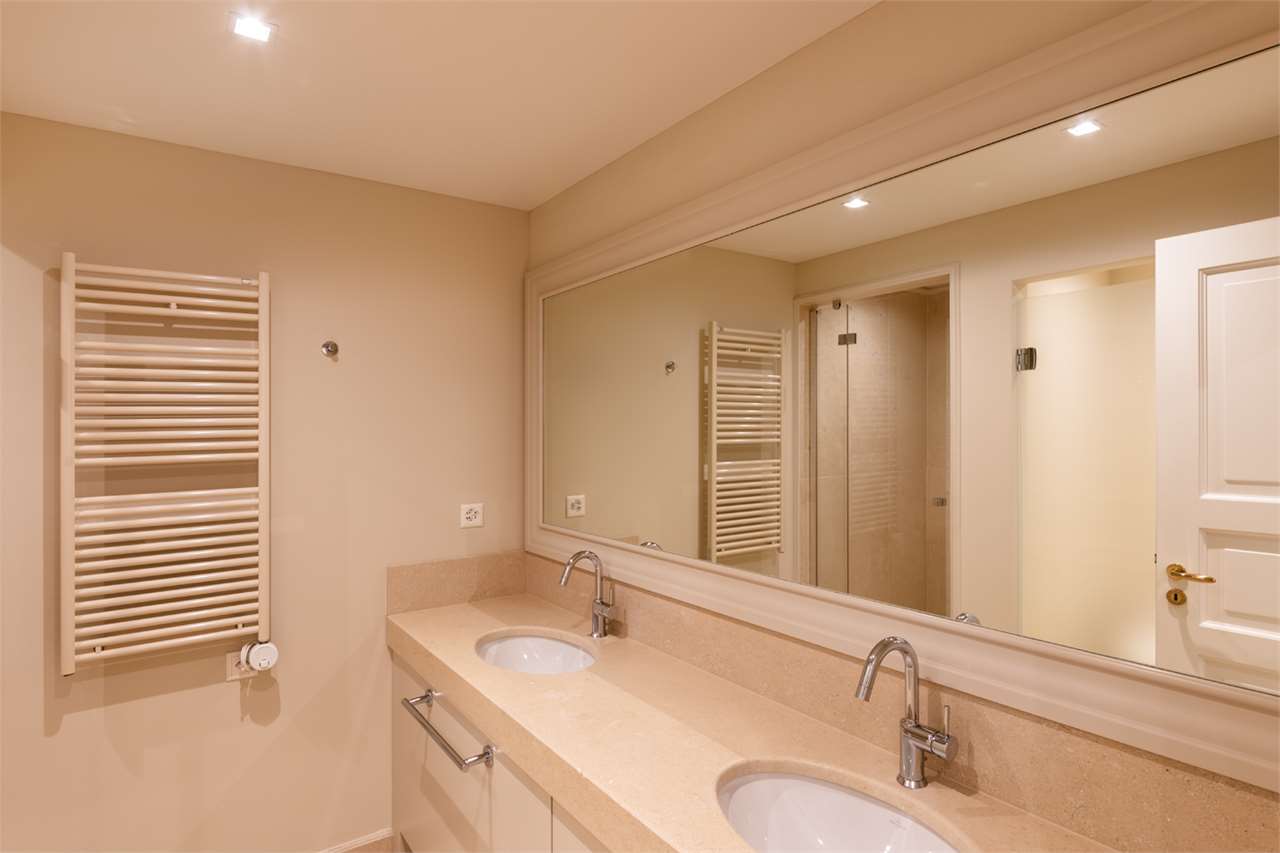 Helles Doppelwaschbecken-Badezimmer