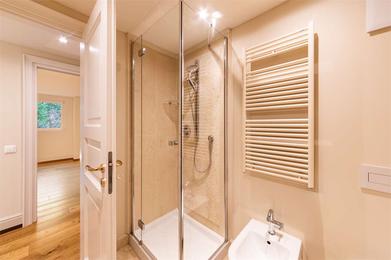 Modernes Badezimmer mit Dusche und Handtuchheizkörper