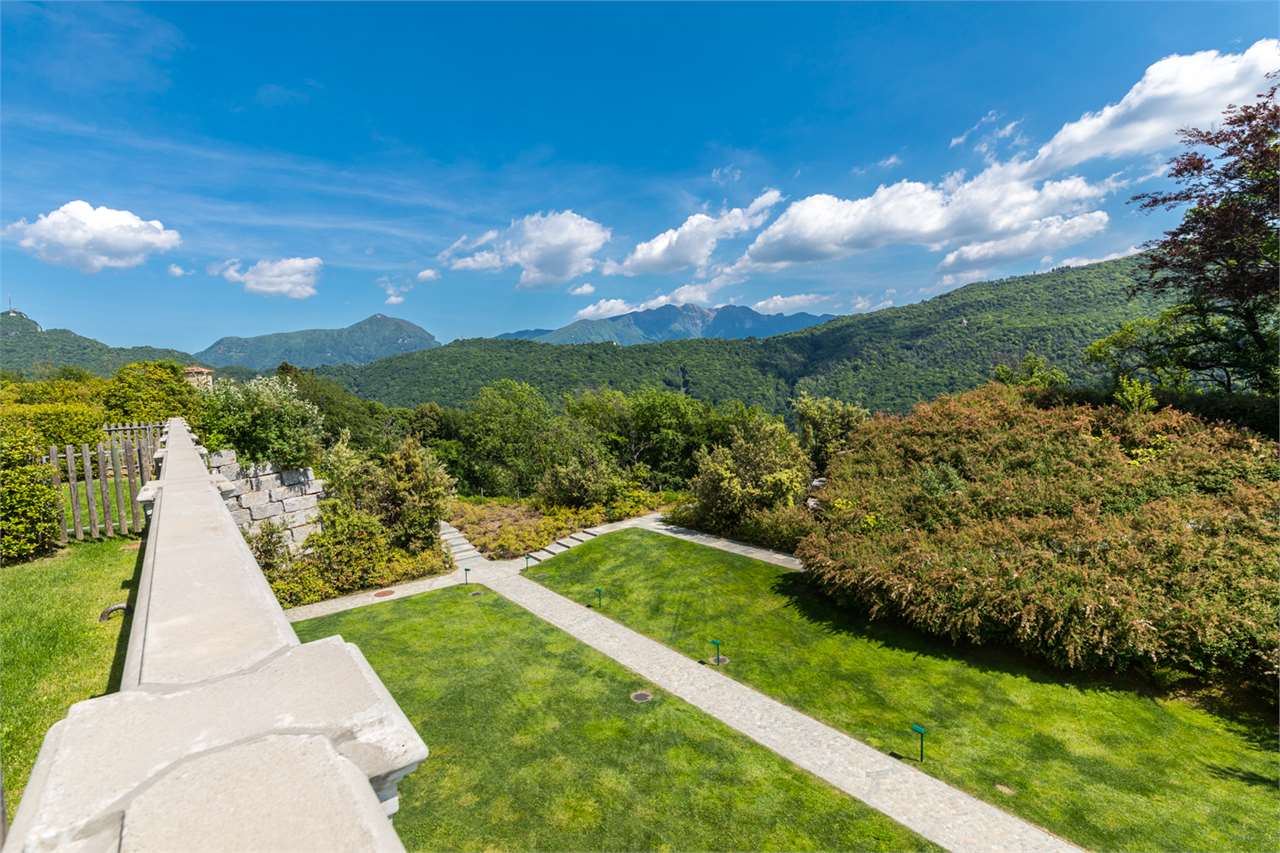 Bergblick über gepflegten Garten