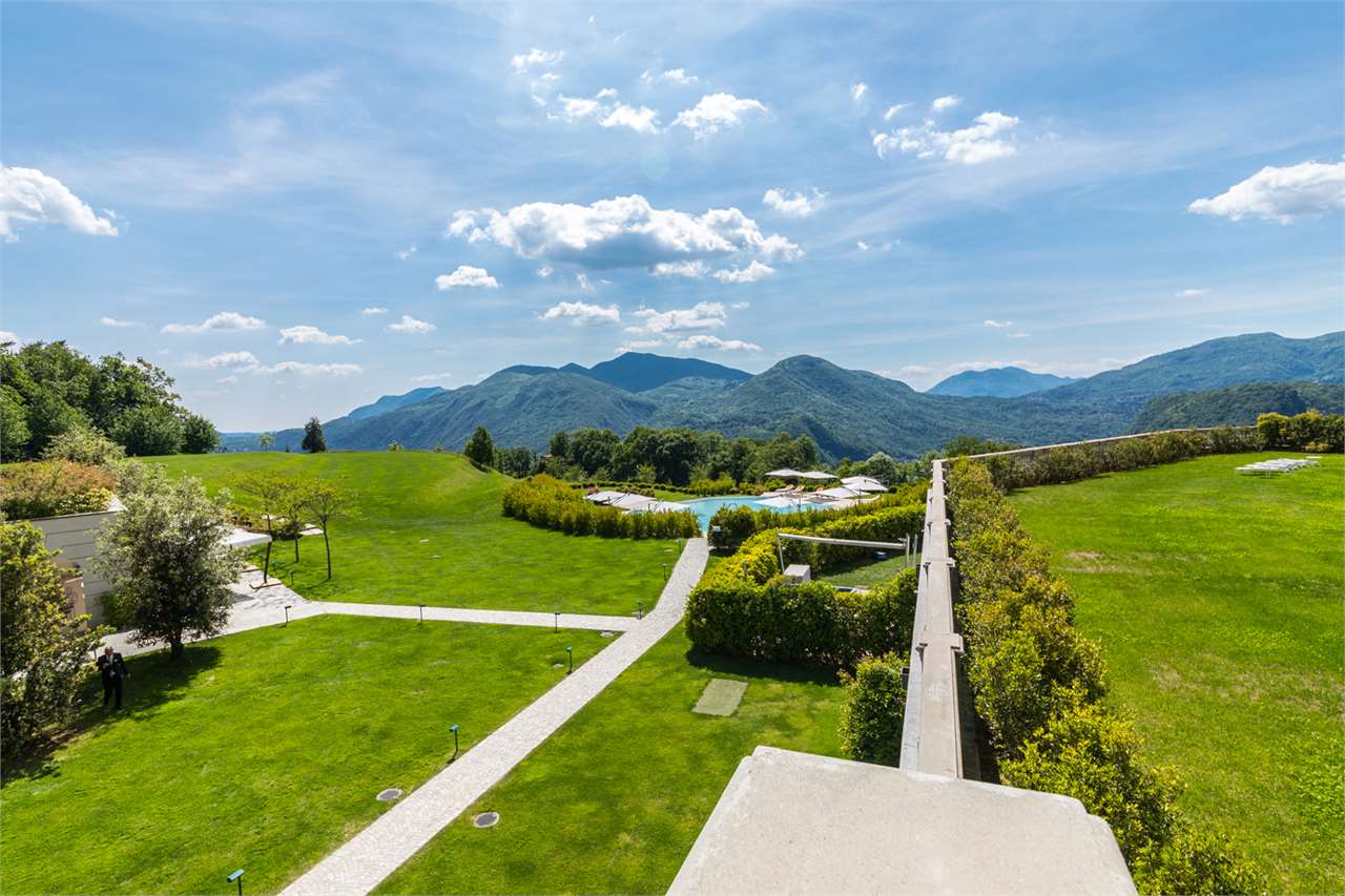 Weitläufiger Garten mit Bergblick