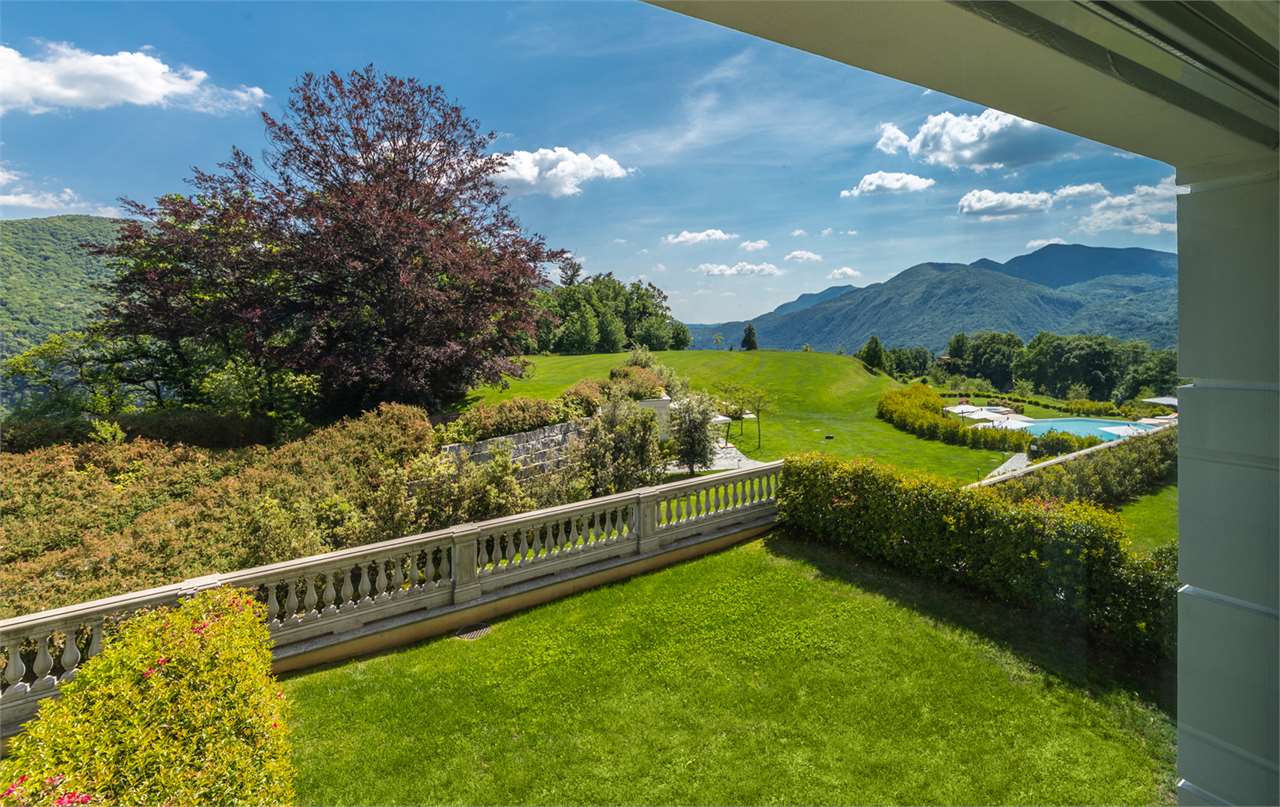 Blick auf Garten und Berge