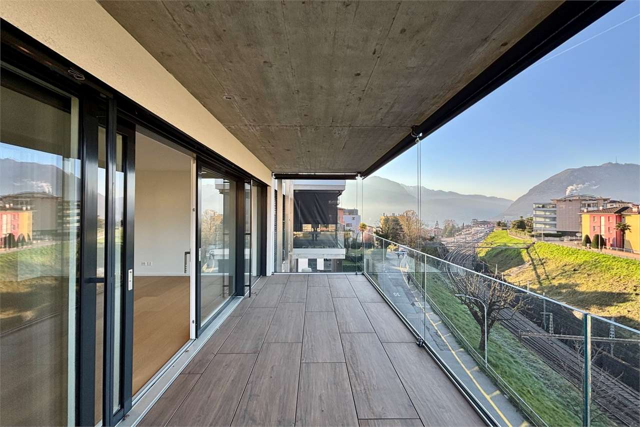 Moderne Balkonterrasse mit Bergblick