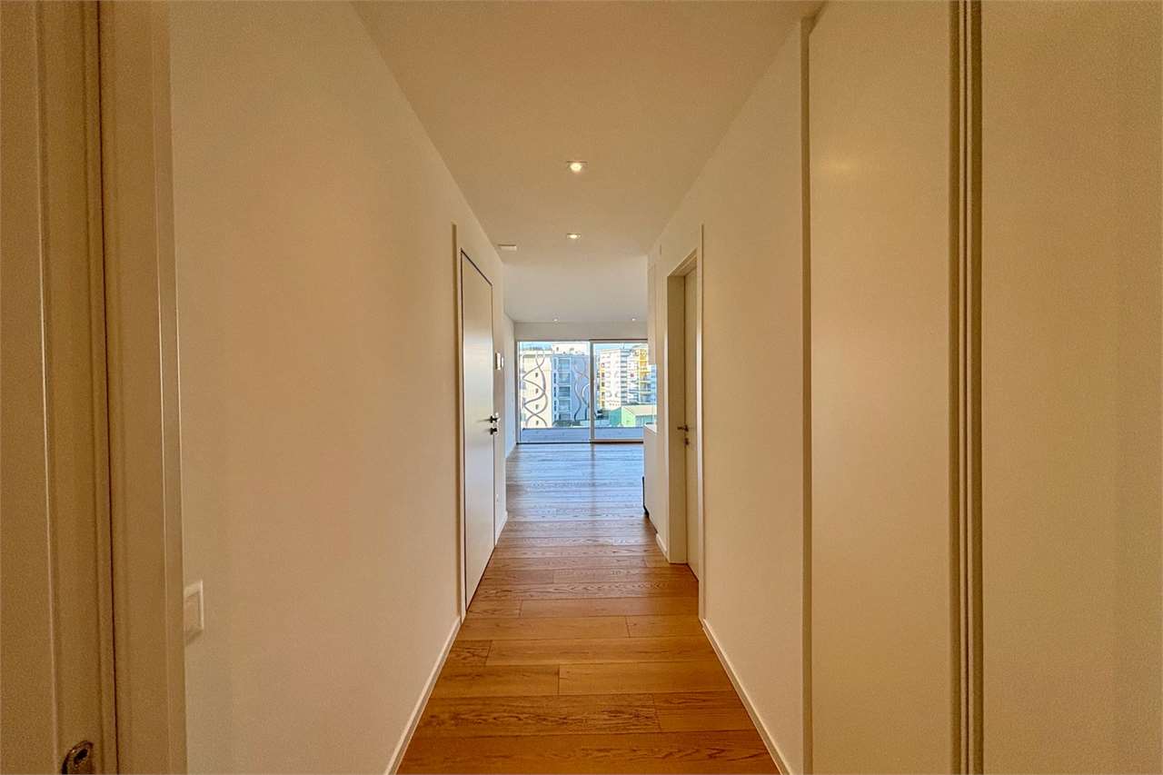 Heller Flur mit Blick ins Wohn-/Esszimmer