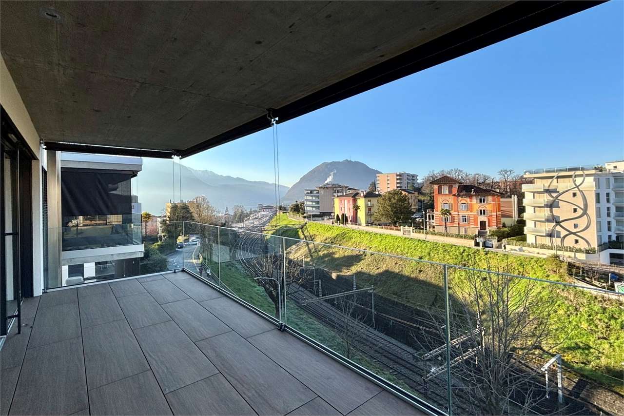 Großzügiger Balkon mit Bergblick