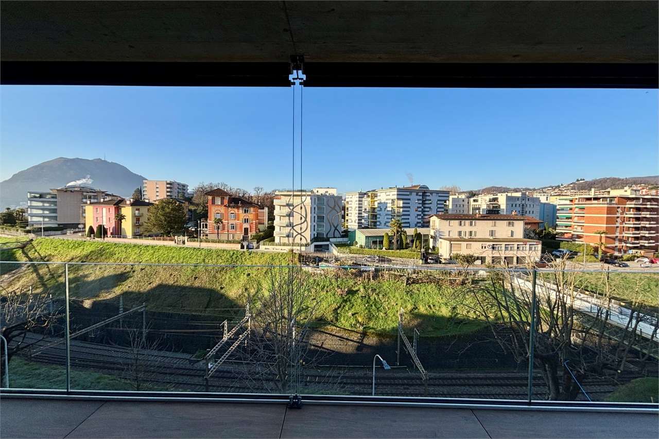 Balkon mit Stadt- und Bergblick
